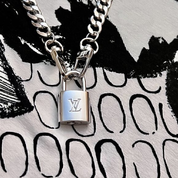 - New LV Louis Vuitton Silver-Toned Lock with 18" Curb Chain Necklace - Picture 3 of 3